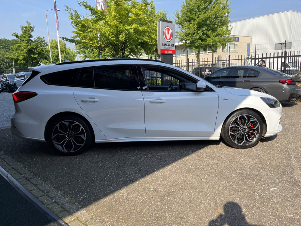 Ford FOCUS Wagon 1.5 EcoBoost ST Line Business // 180PK!! // NAVI // HEAD UP DISPLAY // CAMERA // BLIND SPOT MONITOR // CLIMA // CRUISE