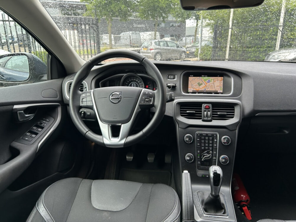 Volvo V40 2.0 T2 Momentum // FULL LED // NAVI // PDC // CLIMA