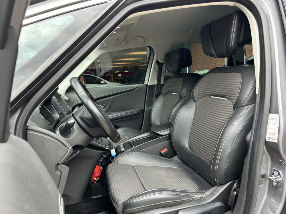 54523297-renault-scenic-2017