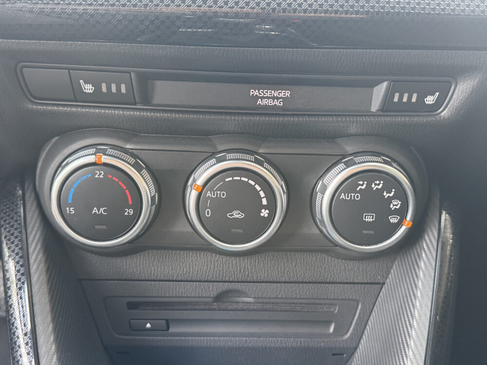 56024572-mazda-2-2019