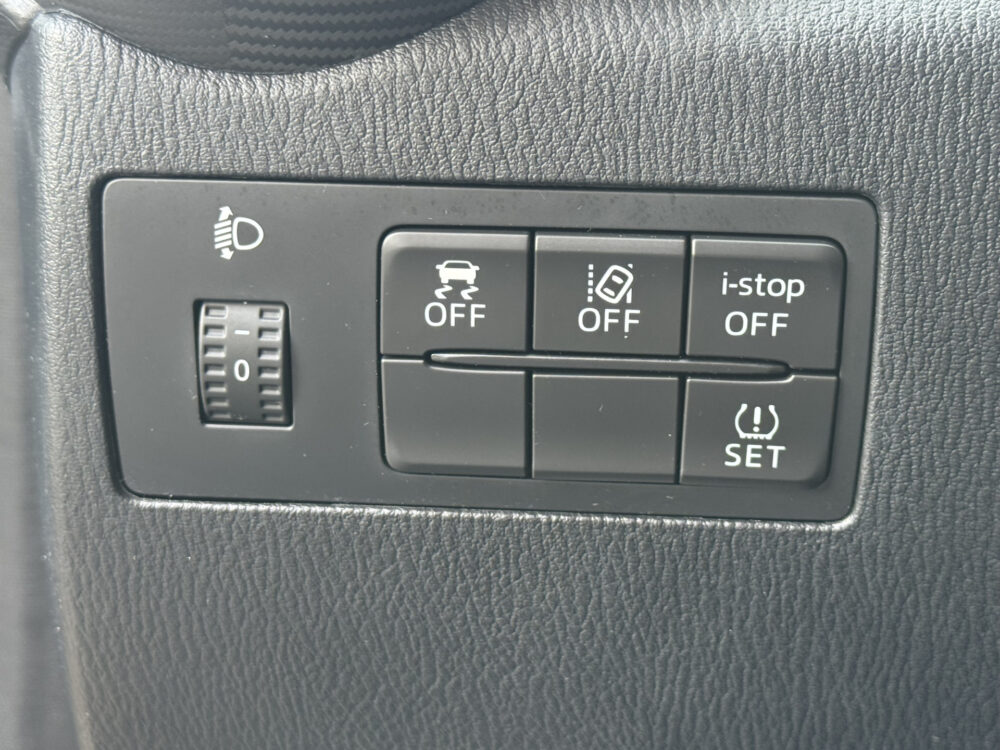 56024572-mazda-2-2019