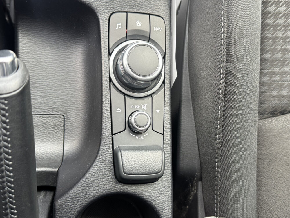 56024572-mazda-2-2019