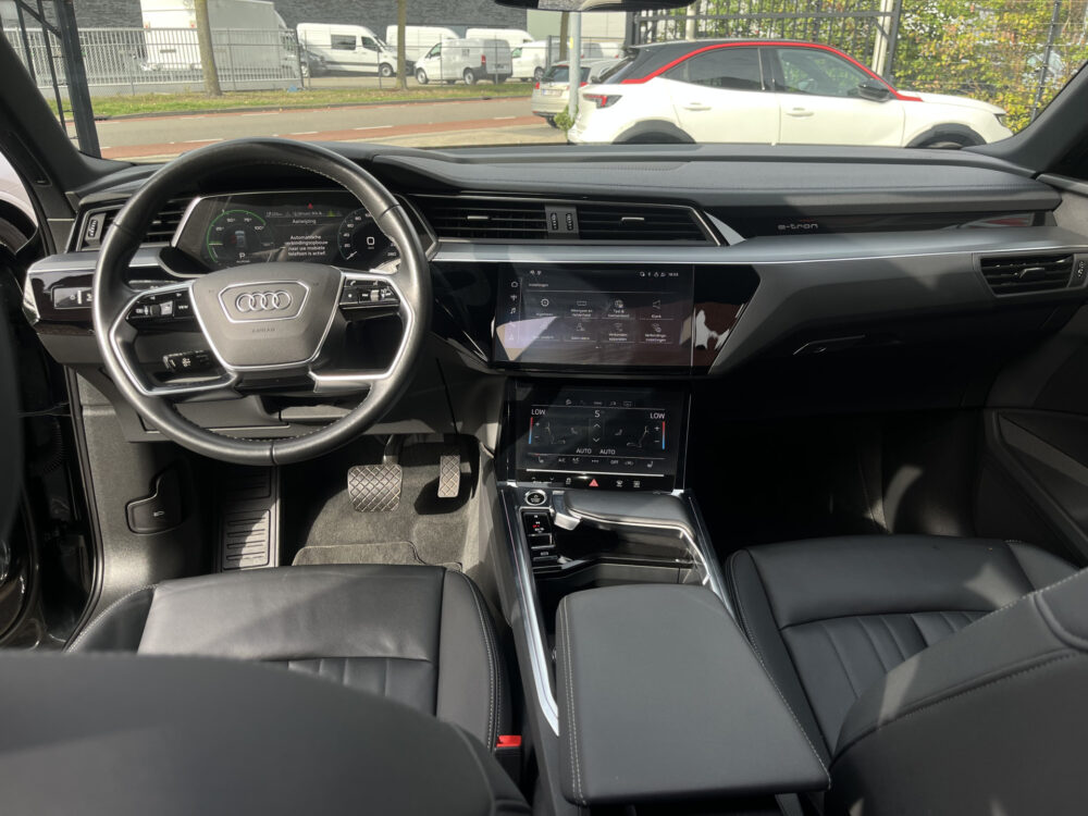 56194232-audi-e-tron-2022