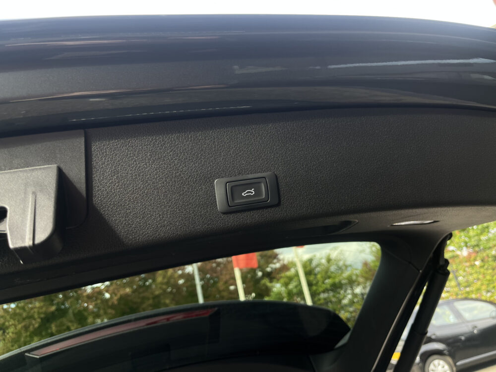 56194232-audi-e-tron-2022