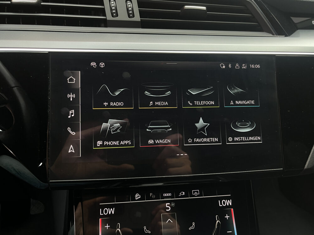 56194232-audi-e-tron-2022