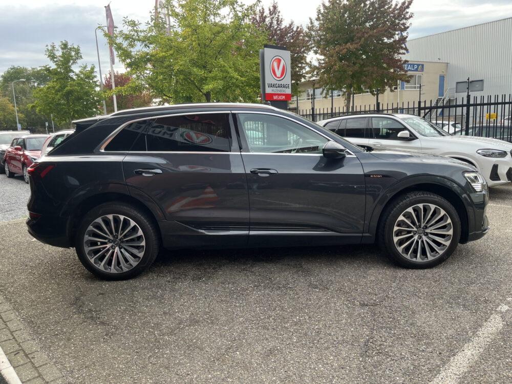 56194232-audi-e-tron-2022