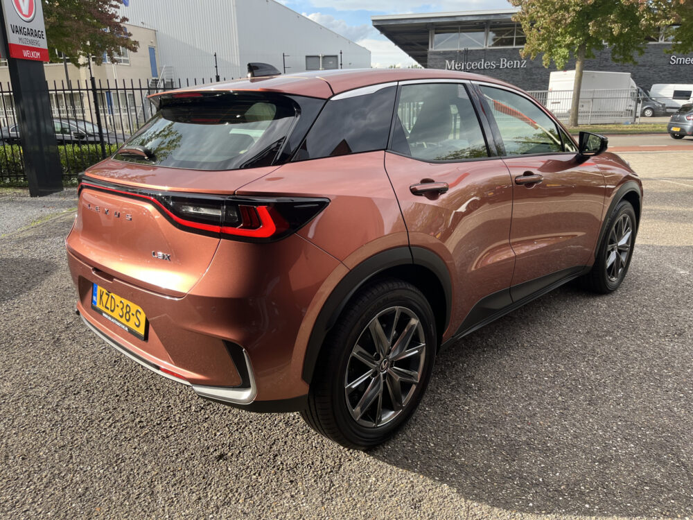 56257844-lexus-lbx-2025