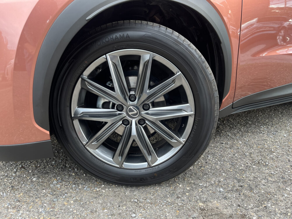 56257844-lexus-lbx-2025