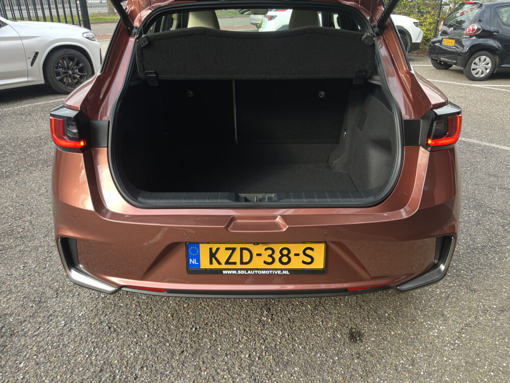 56257844-lexus-lbx-2025