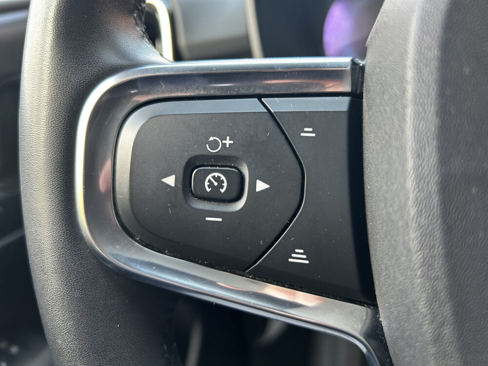 56426563-volvo-xc40-2022
