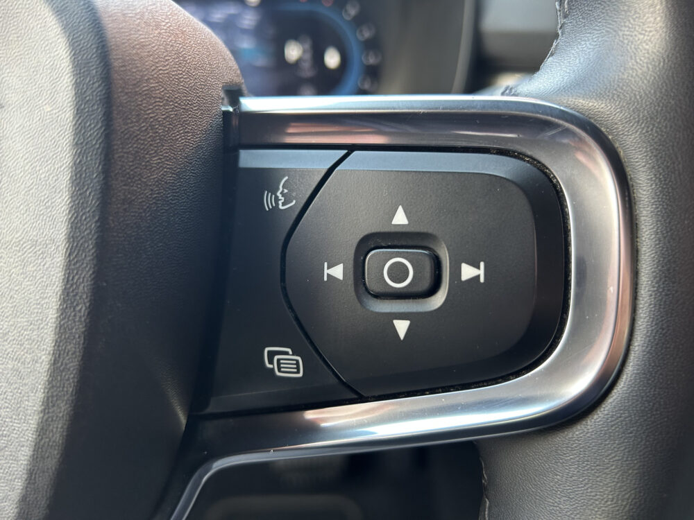 56426563-volvo-xc40-2022