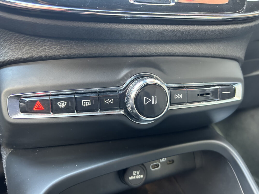 56426563-volvo-xc40-2022