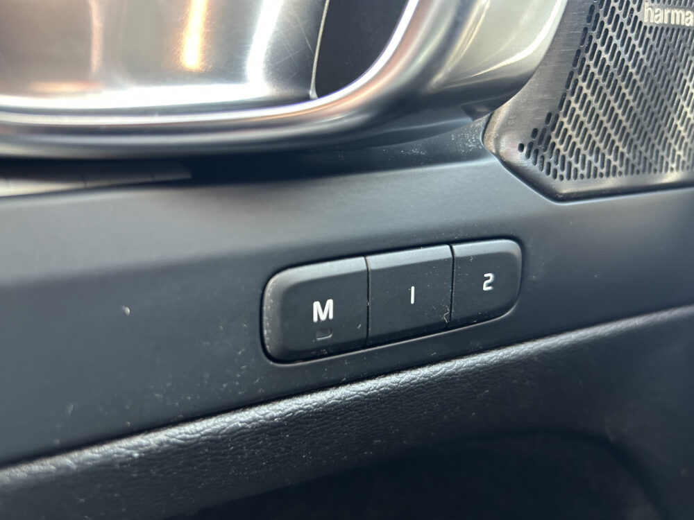 56426563-volvo-xc40-2022