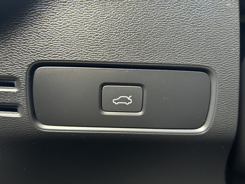 56426563-volvo-xc40-2022