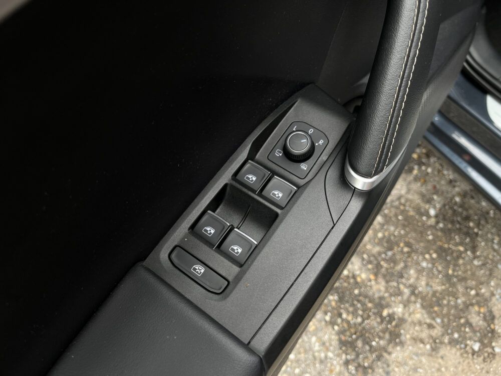 56628141-seat-leon-2021