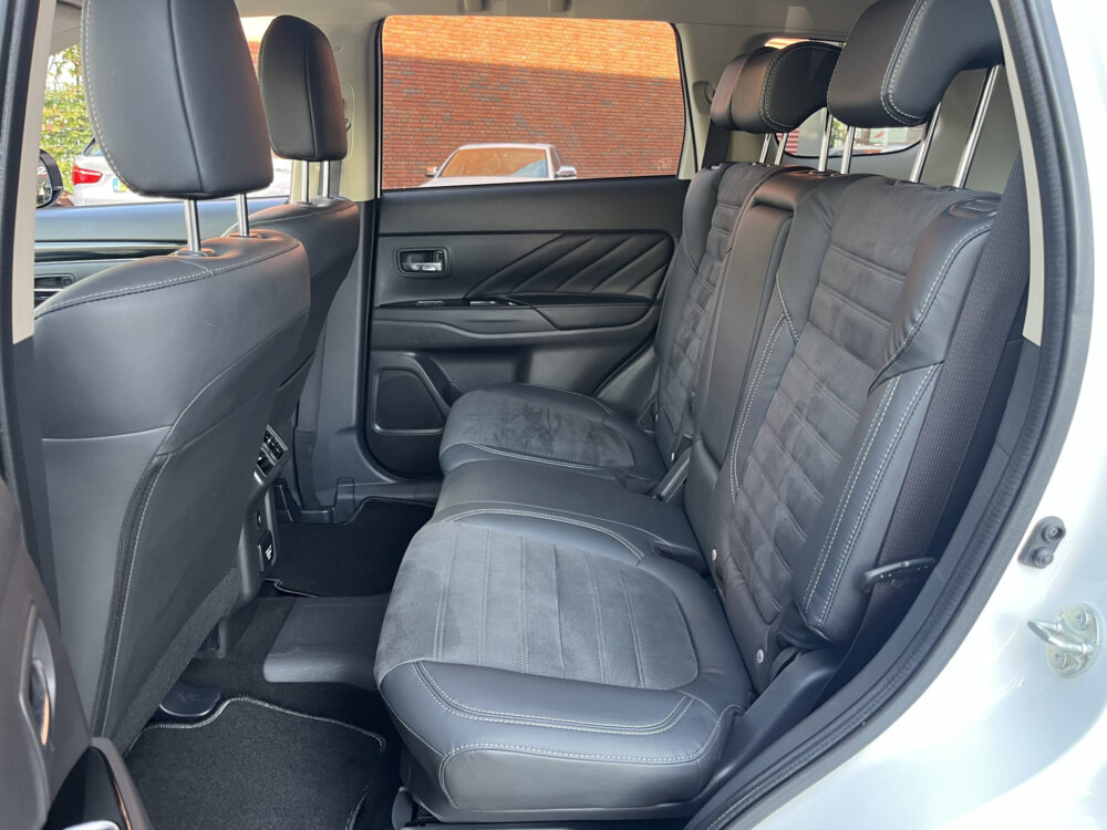 56660255-mitsubishi-outlander-2020