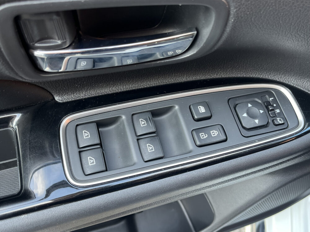 56660255-mitsubishi-outlander-2020