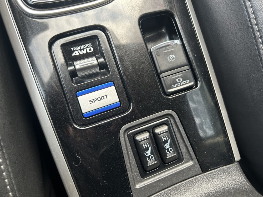 56660255-mitsubishi-outlander-2020