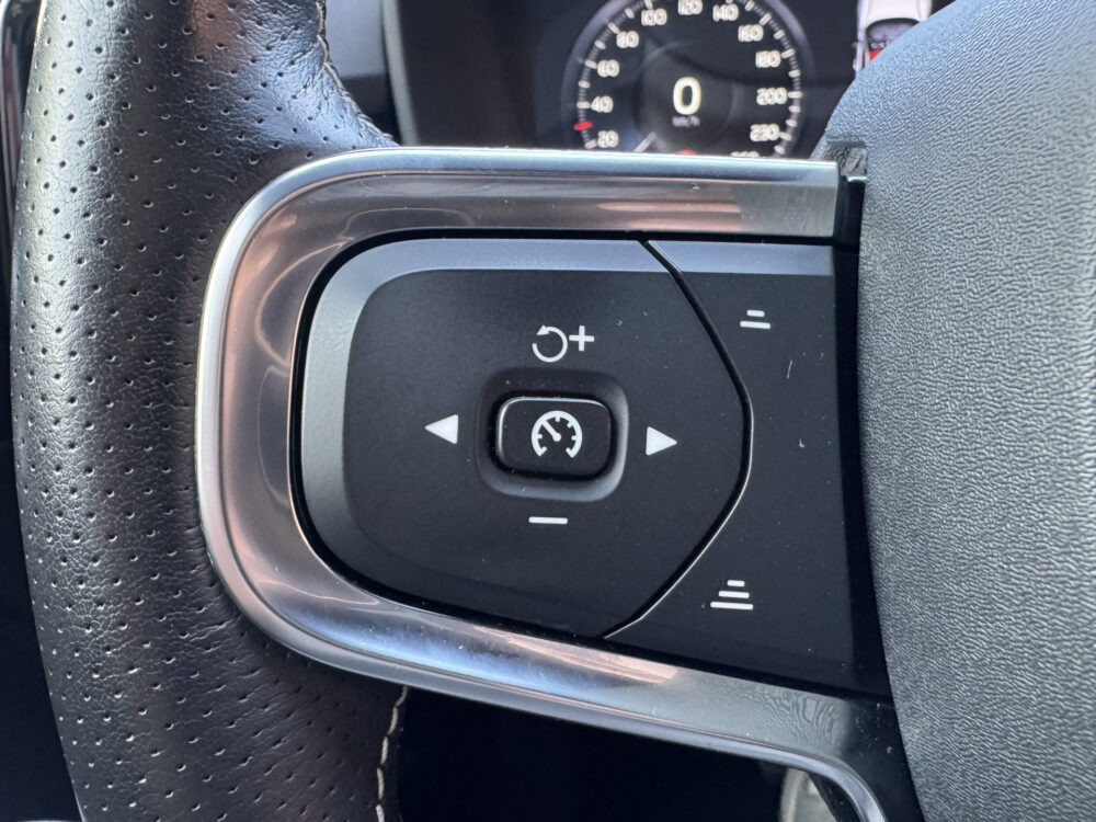 56810177-volvo-xc40-2021