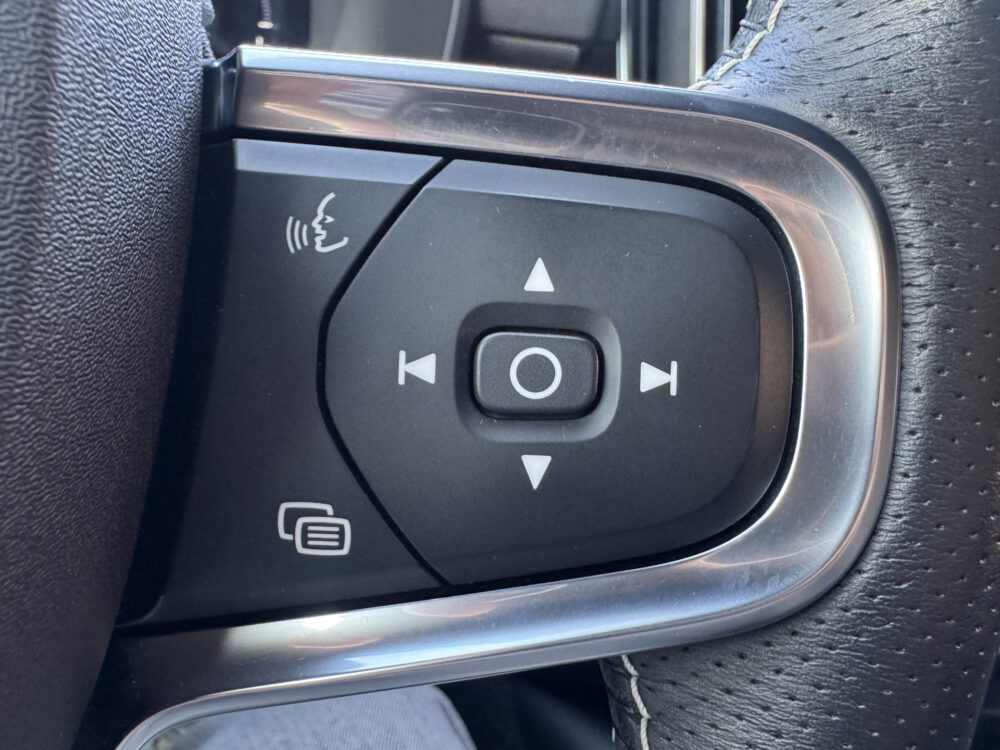 56810177-volvo-xc40-2021