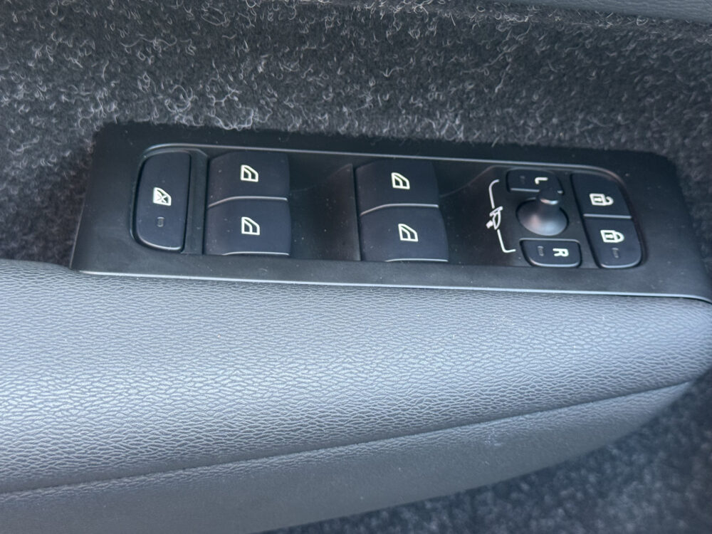 56810177-volvo-xc40-2021