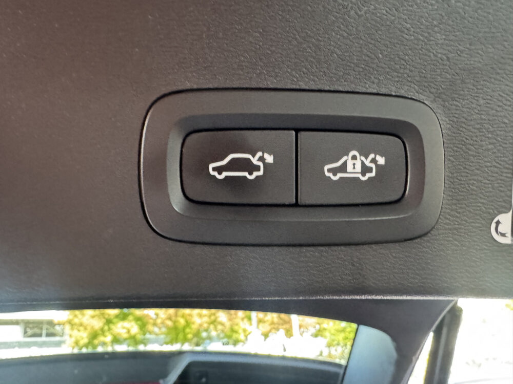 56810177-volvo-xc40-2021