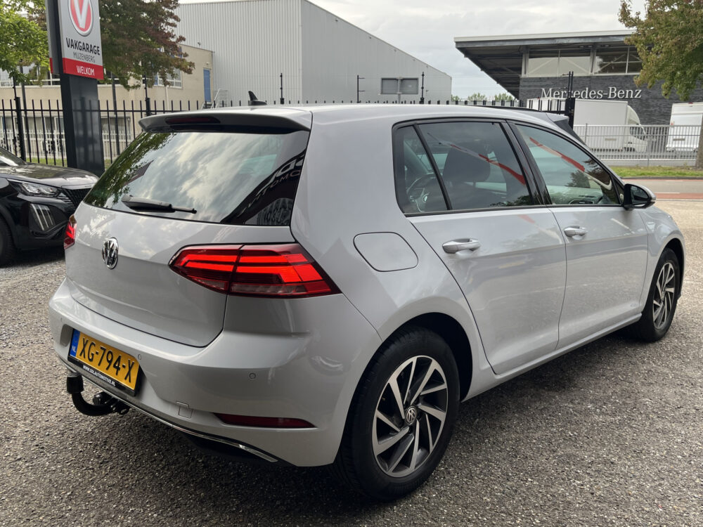 56857692-volkswagen-golf-2019