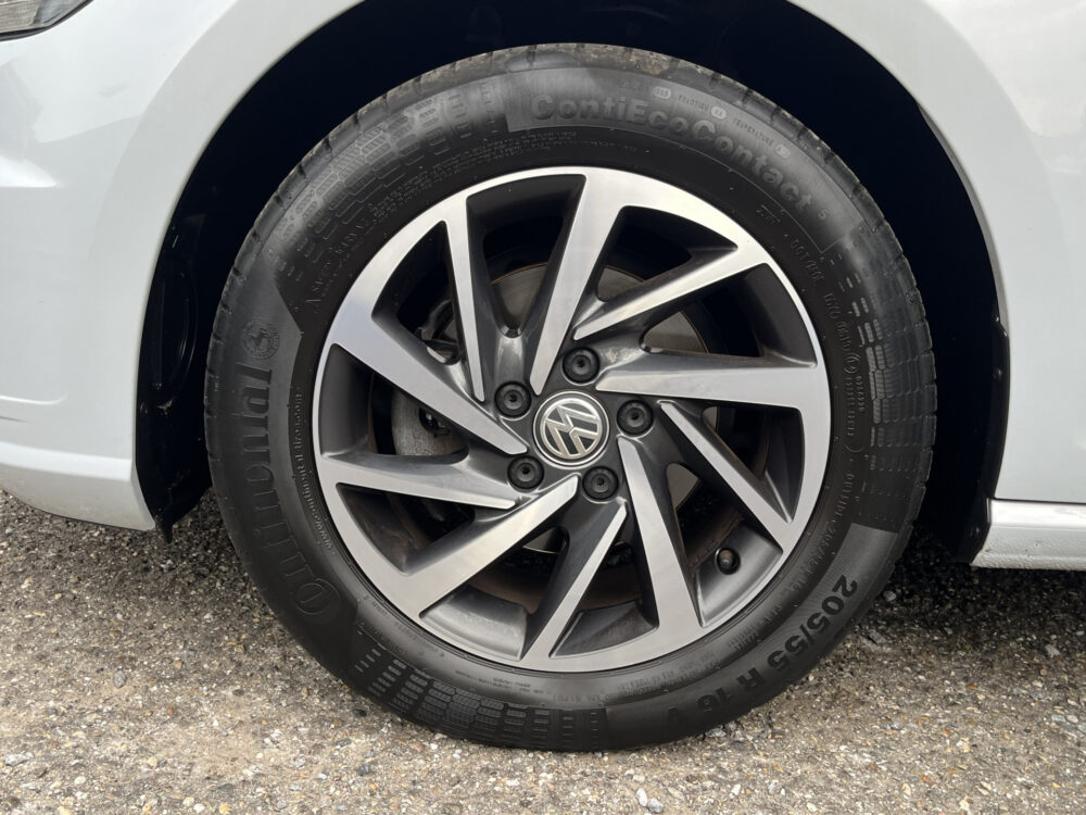 56857692-volkswagen-golf-2019