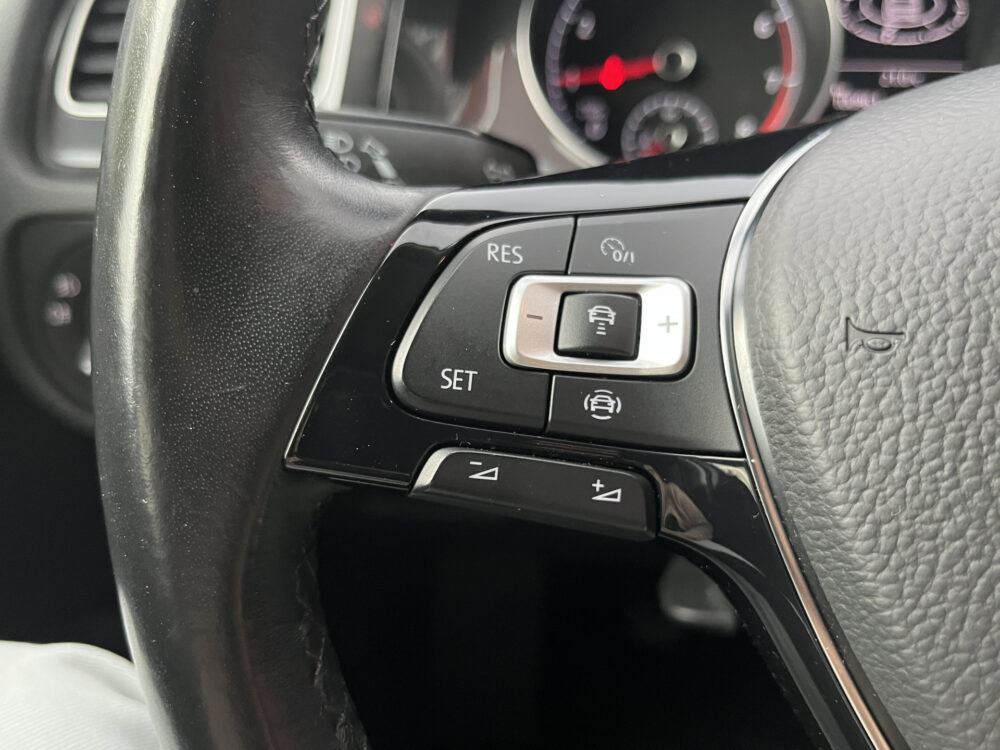 56857692-volkswagen-golf-2019