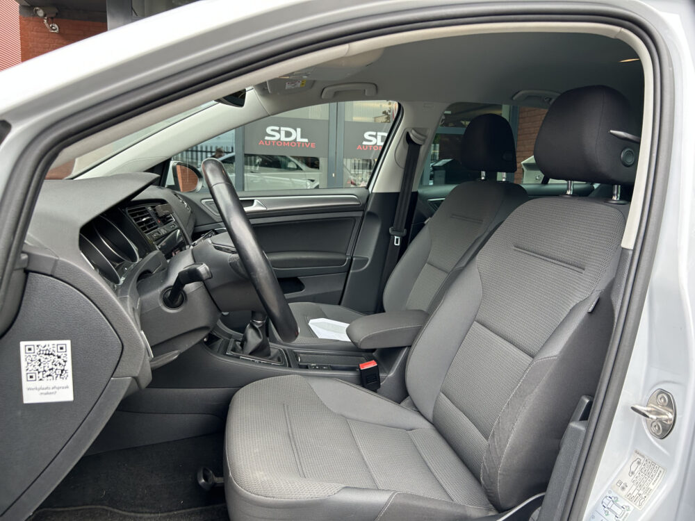 56857692-volkswagen-golf-2019
