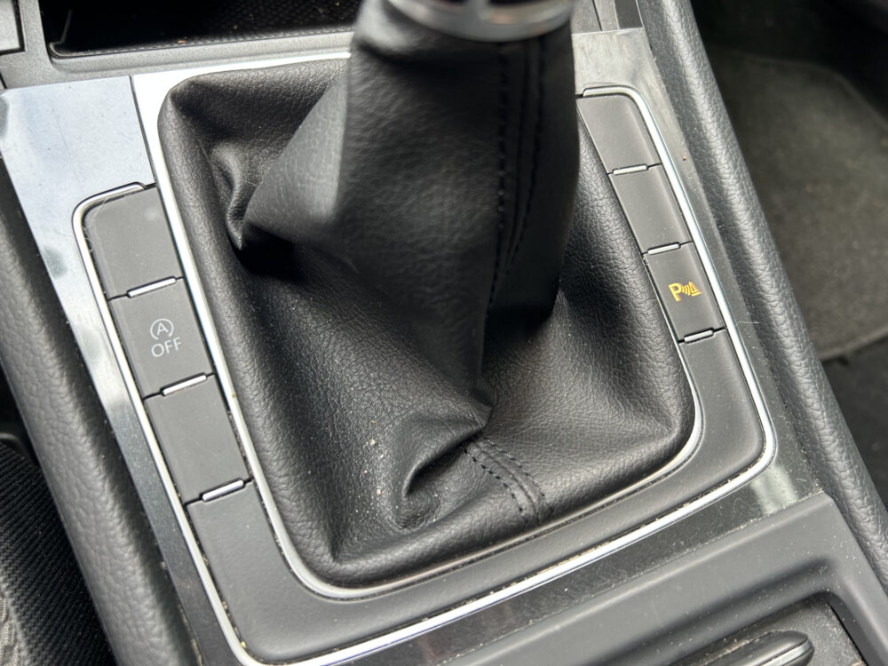 56857692-volkswagen-golf-2019