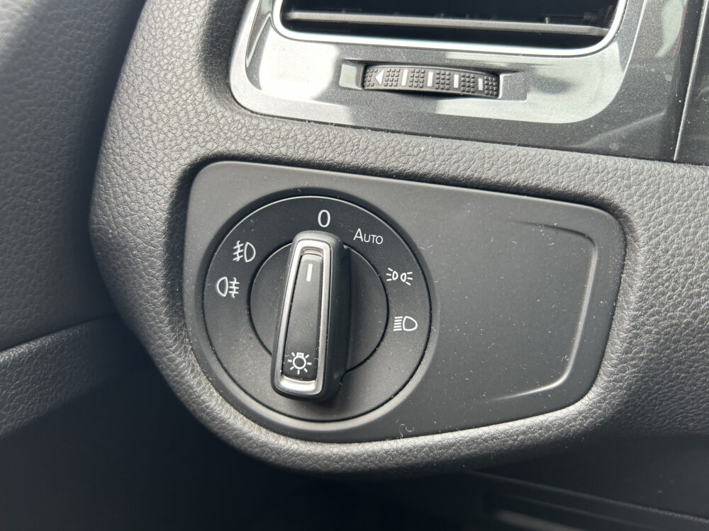 56857692-volkswagen-golf-2019