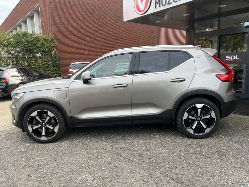 57032243-volvo-xc40-2021