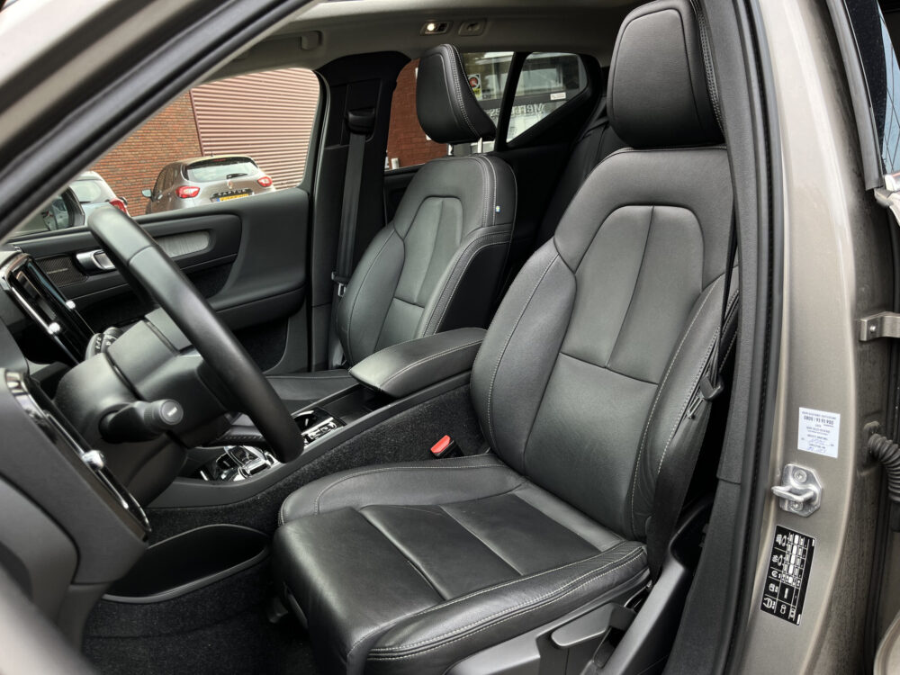 57032243-volvo-xc40-2021