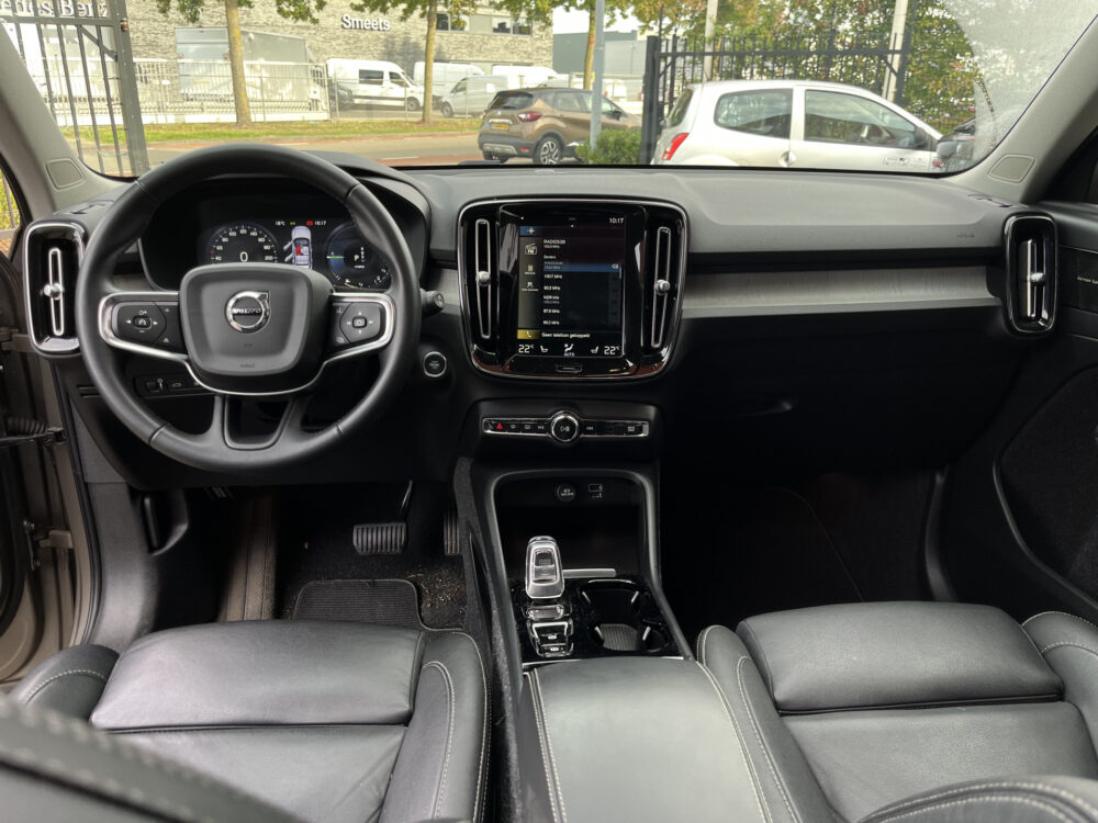 57032243-volvo-xc40-2021