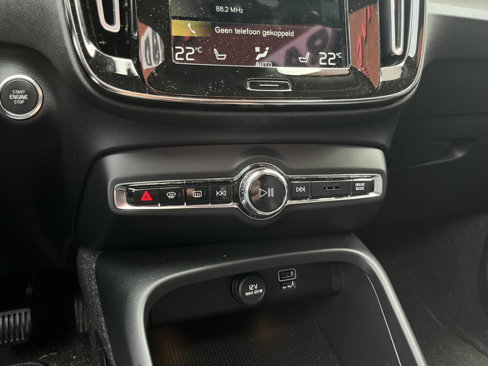 57032243-volvo-xc40-2021