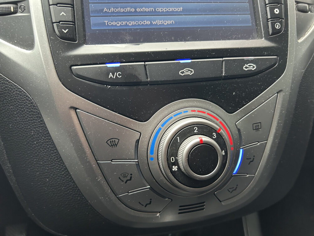 57381258-hyundai-ix20-2014