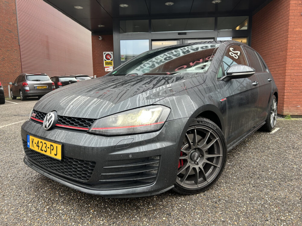 57529155-volkswagen-golf-2015