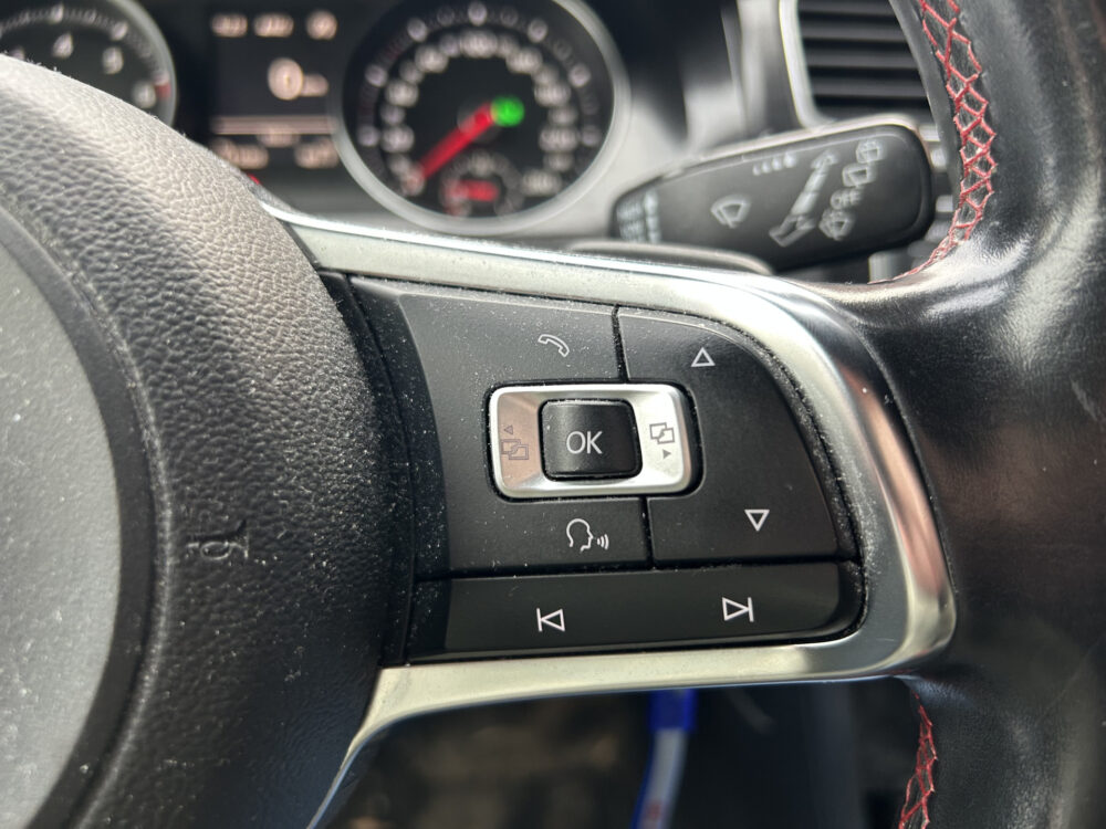 57529155-volkswagen-golf-2015