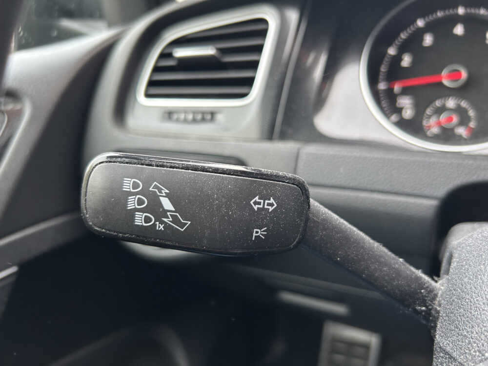 57529155-volkswagen-golf-2015
