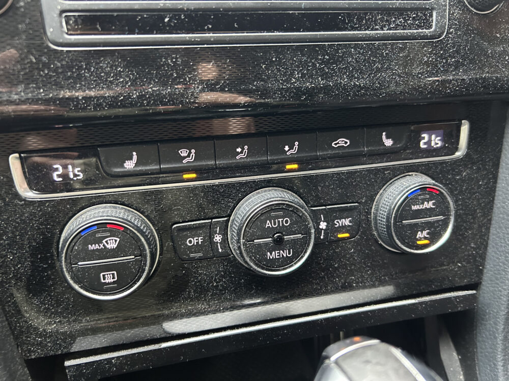 57529155-volkswagen-golf-2015