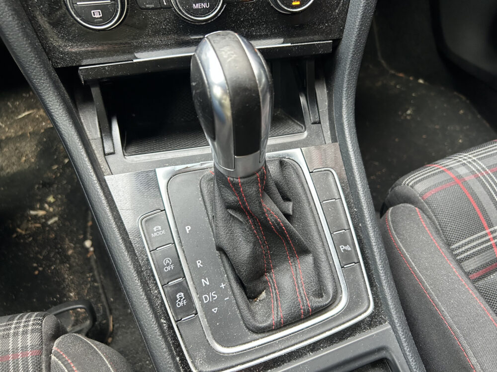 57529155-volkswagen-golf-2015
