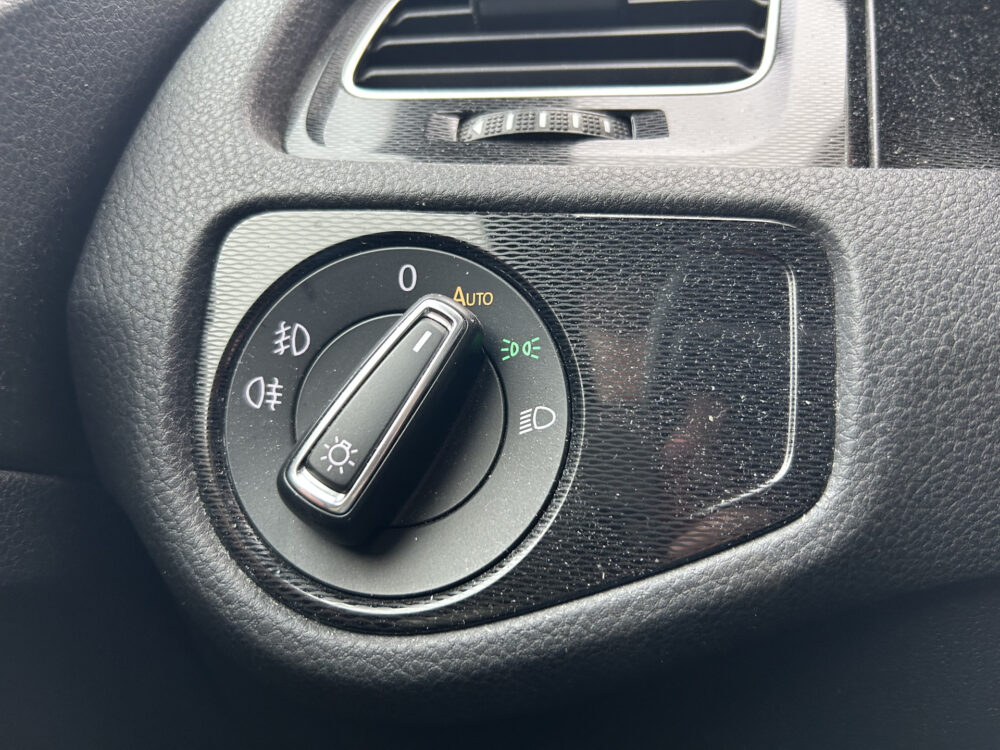 57529155-volkswagen-golf-2015