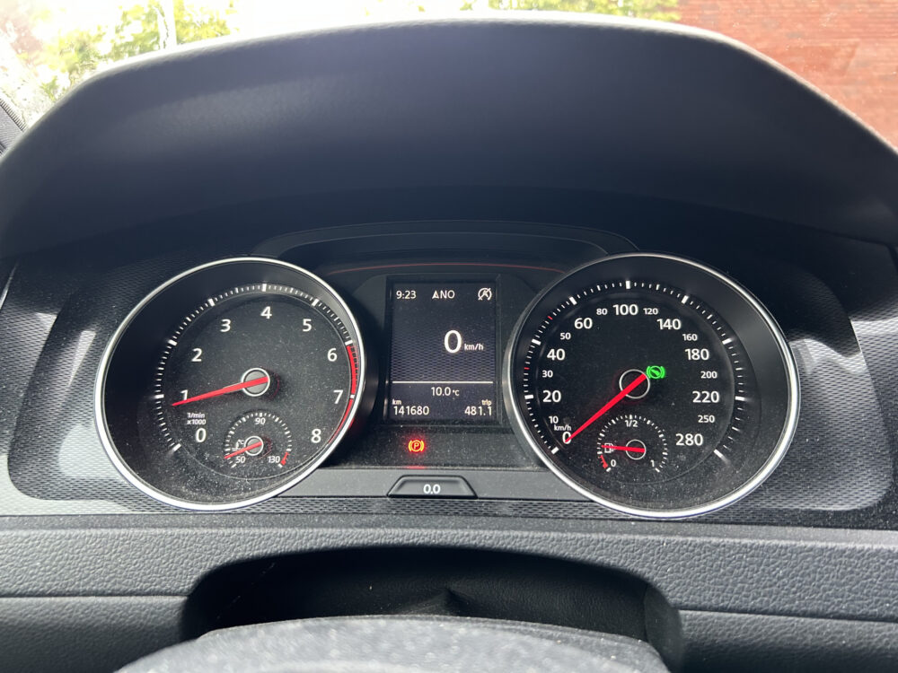 57529155-volkswagen-golf-2015