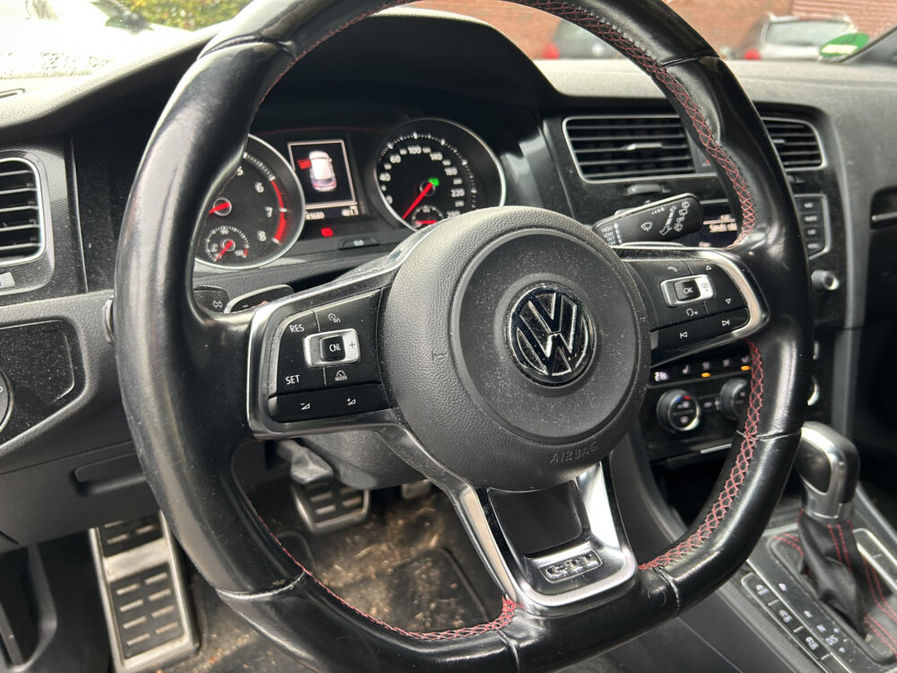 57529155-volkswagen-golf-2015