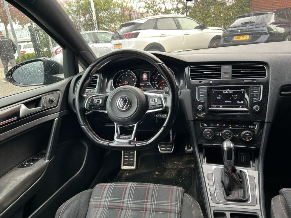 57529155-volkswagen-golf-2015