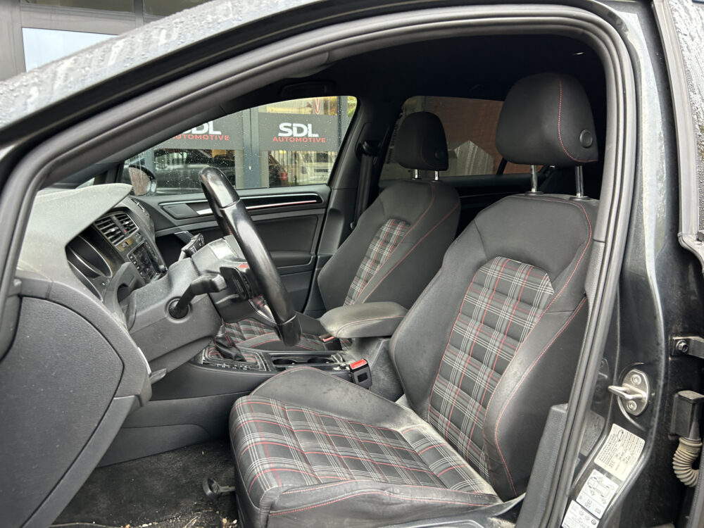 57529155-volkswagen-golf-2015