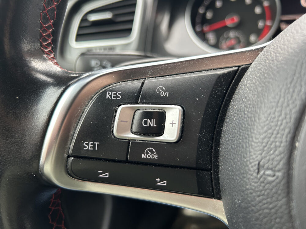 57529155-volkswagen-golf-2015
