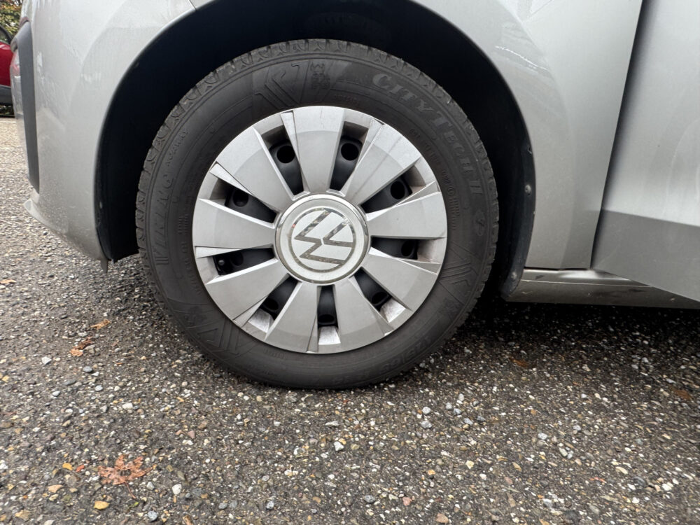 57672564-volkswagen-up-2019