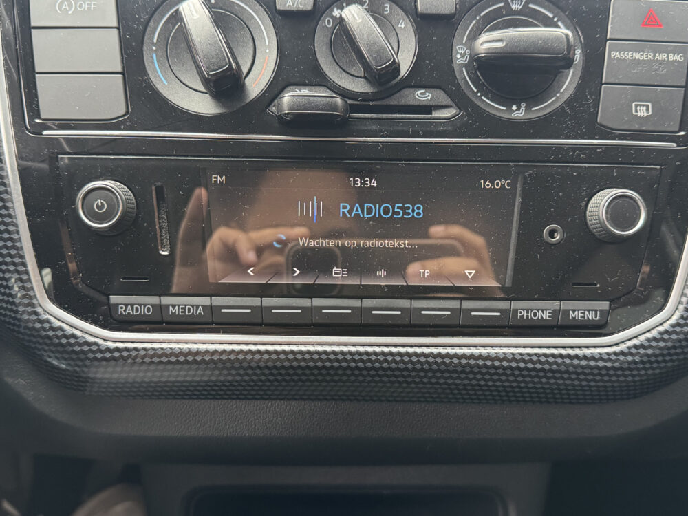 57672564-volkswagen-up-2019